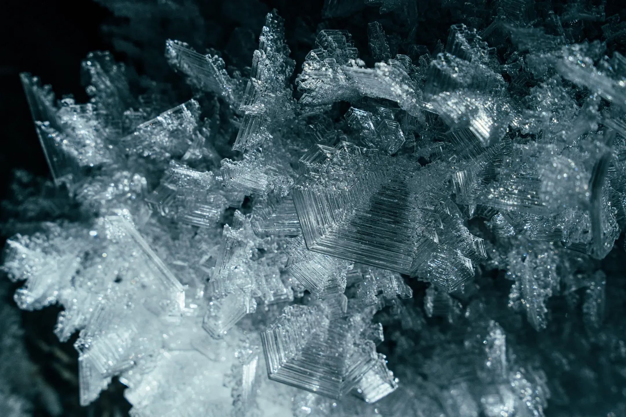 Gros plan sur des cristaux de glace dans la grotte