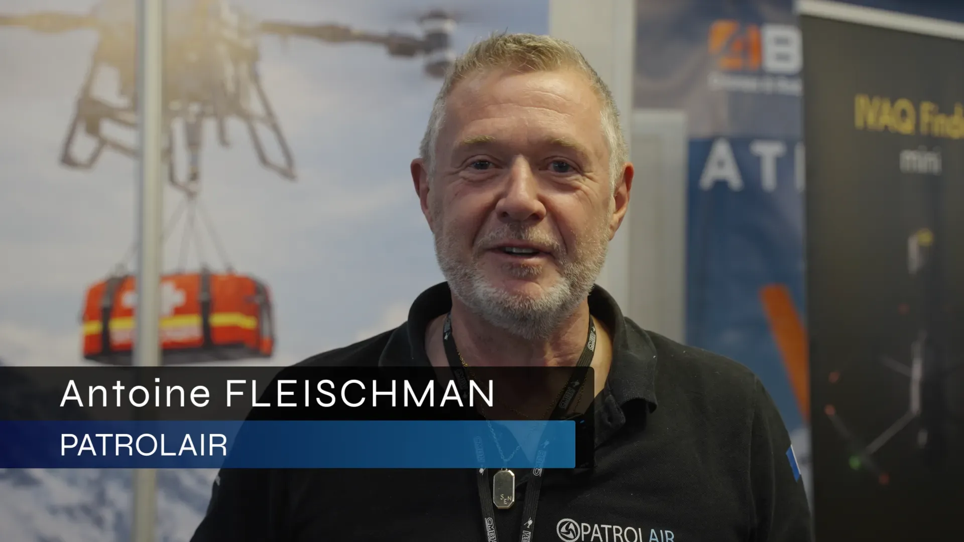 Interview d'un représentant de Patrolair sur le stand, sous-titre à l'écran