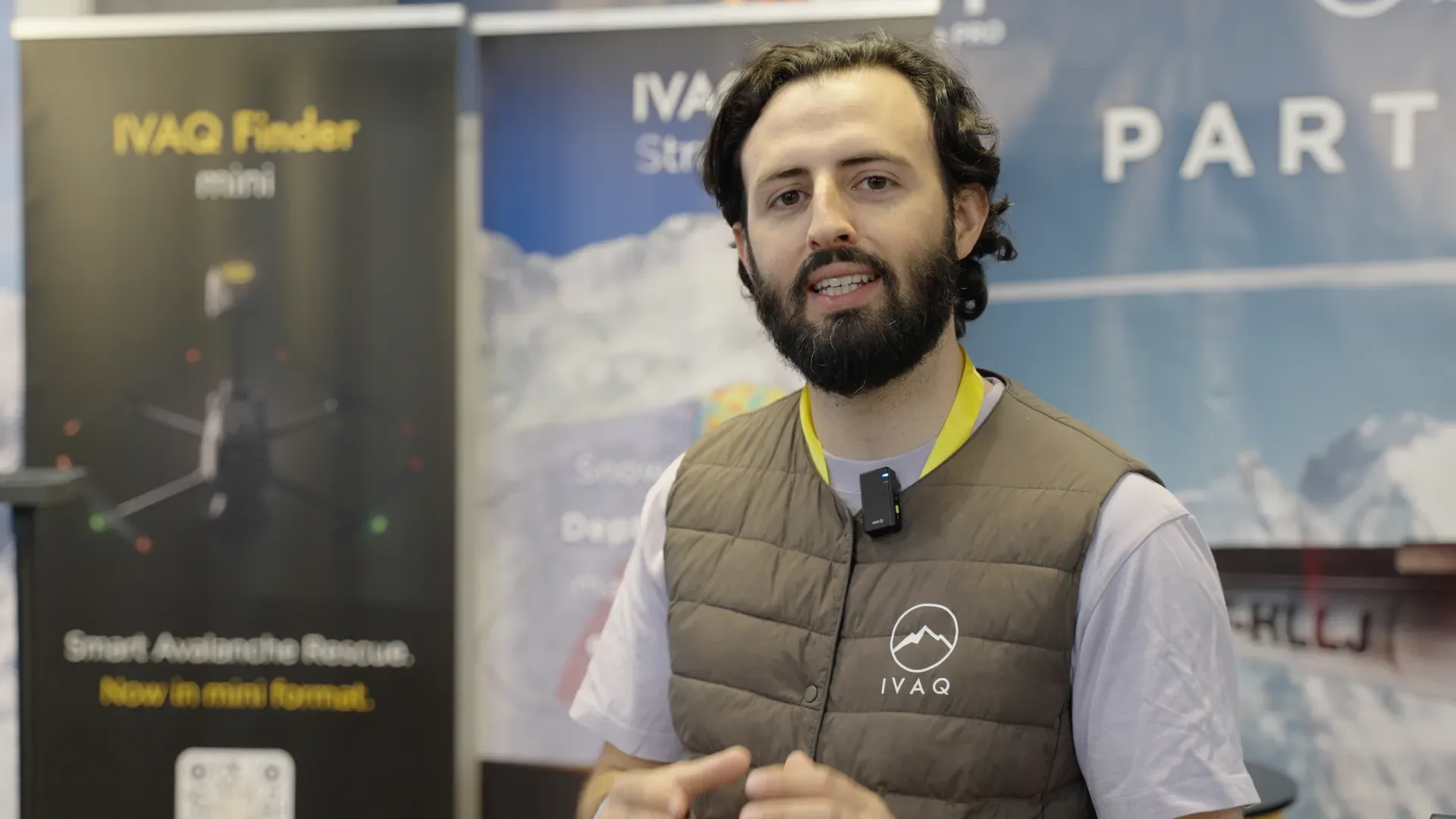 Interview d'un exposant sur son stand de détection pour le secours en montagne