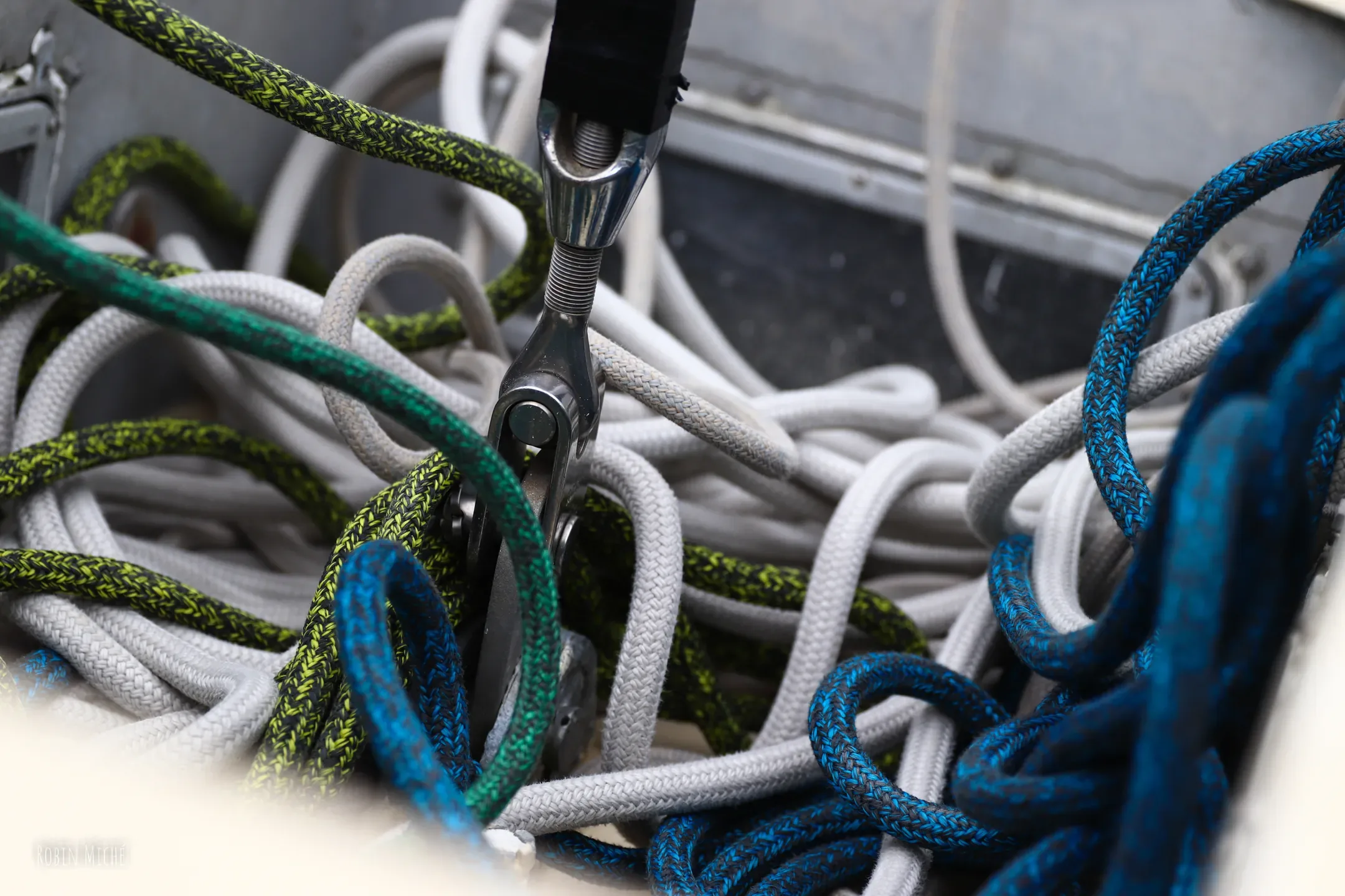 Détail de cordages colorés et d'un mousqueton sur le pont
