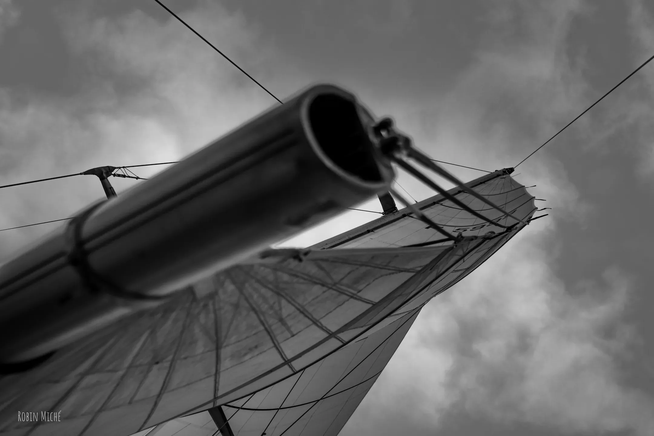 Bôme et voile vues en contre-plongée, en noir et blanc