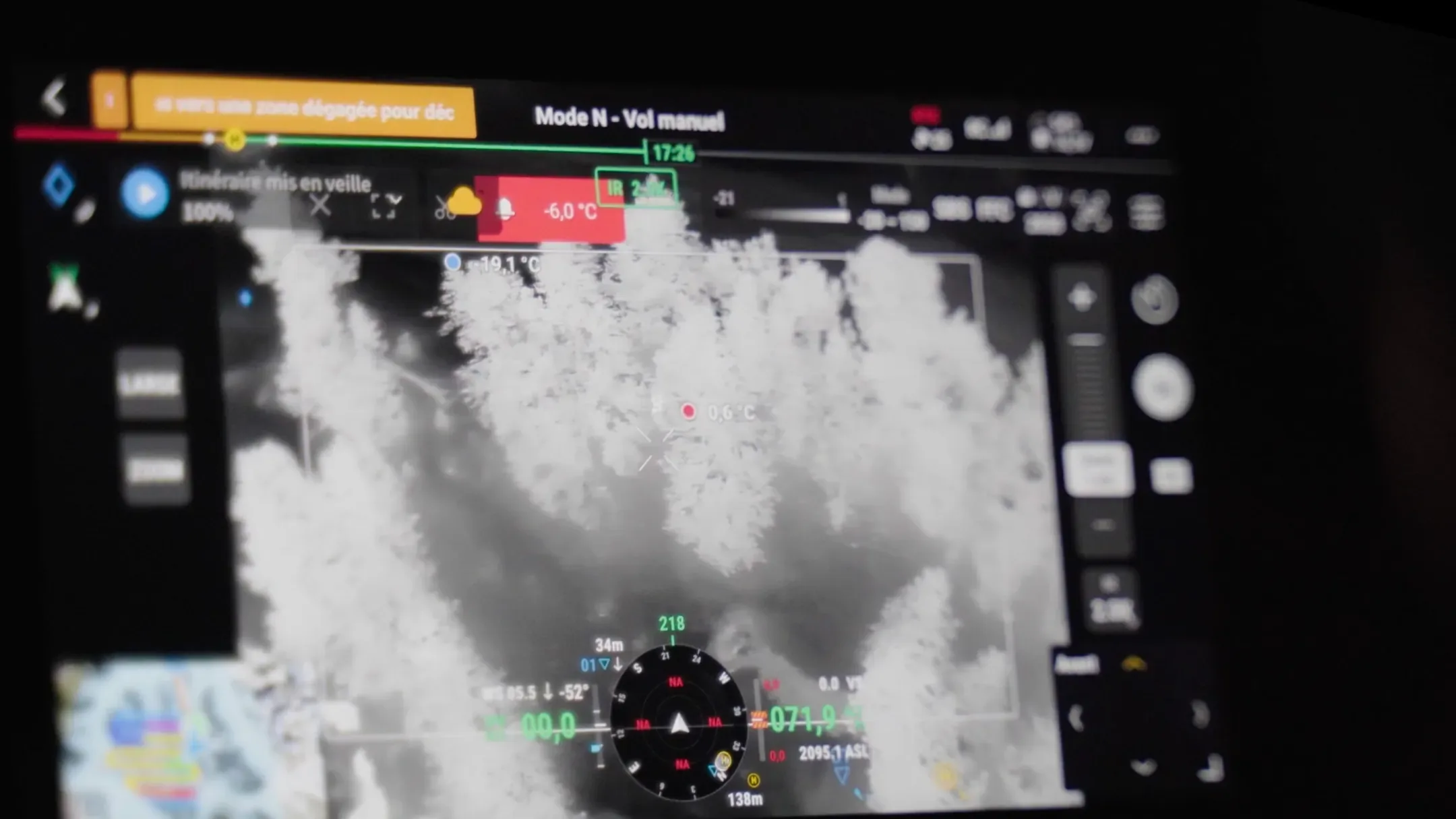 Écran de radiocommande affichant une image thermique pendant une recherche de nuit