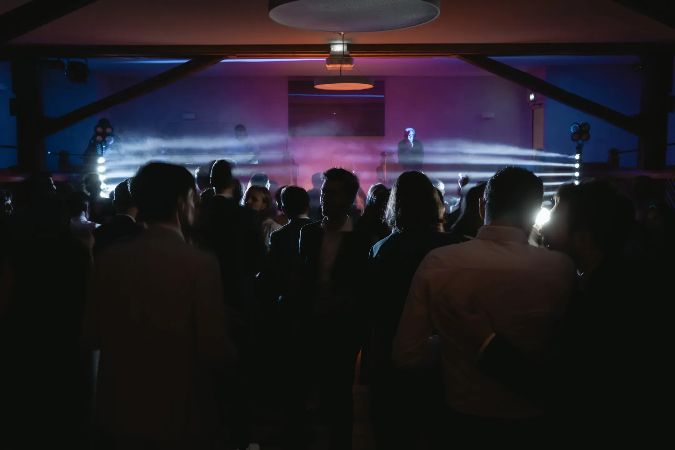Invités sur la piste de danse sous les lumières de la soirée
