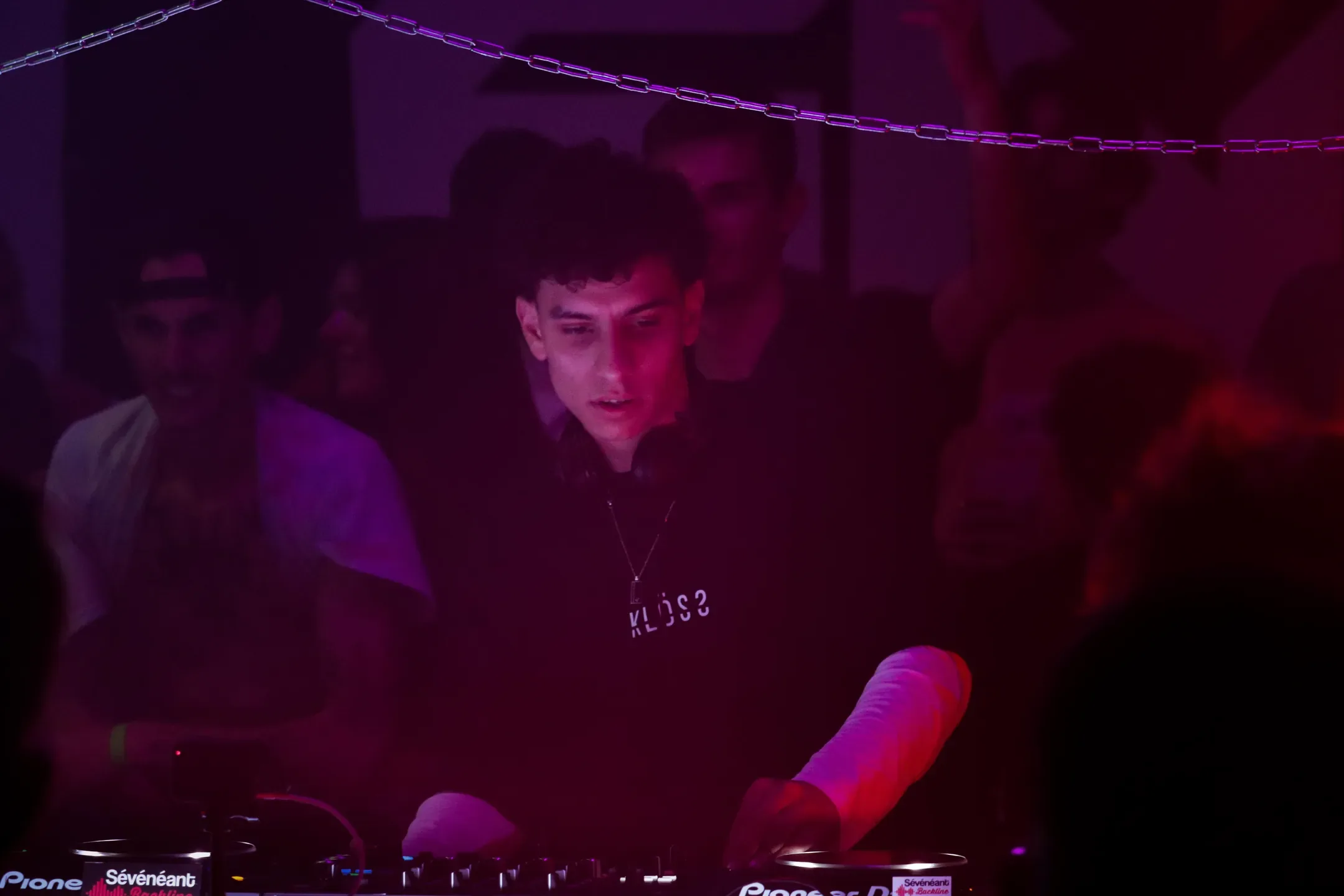 DJ aux platines dans une lumière violette