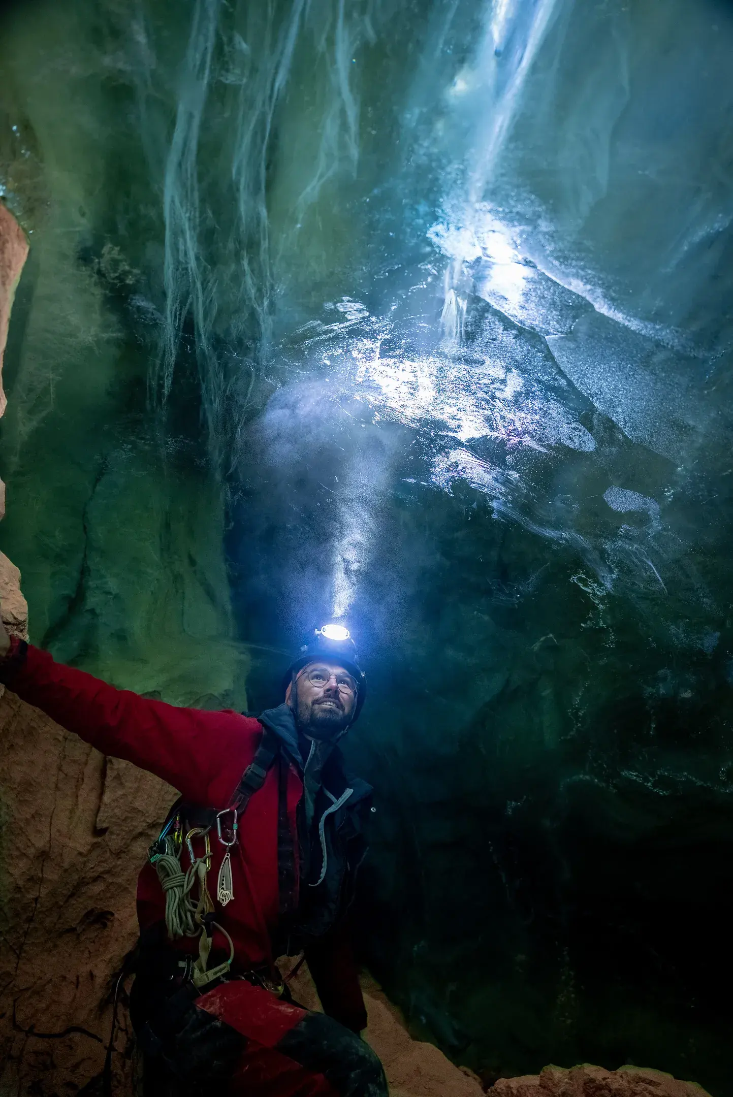 Faisceau de lampe frontale dans une cheminée de glace, grotte de Gavarnie