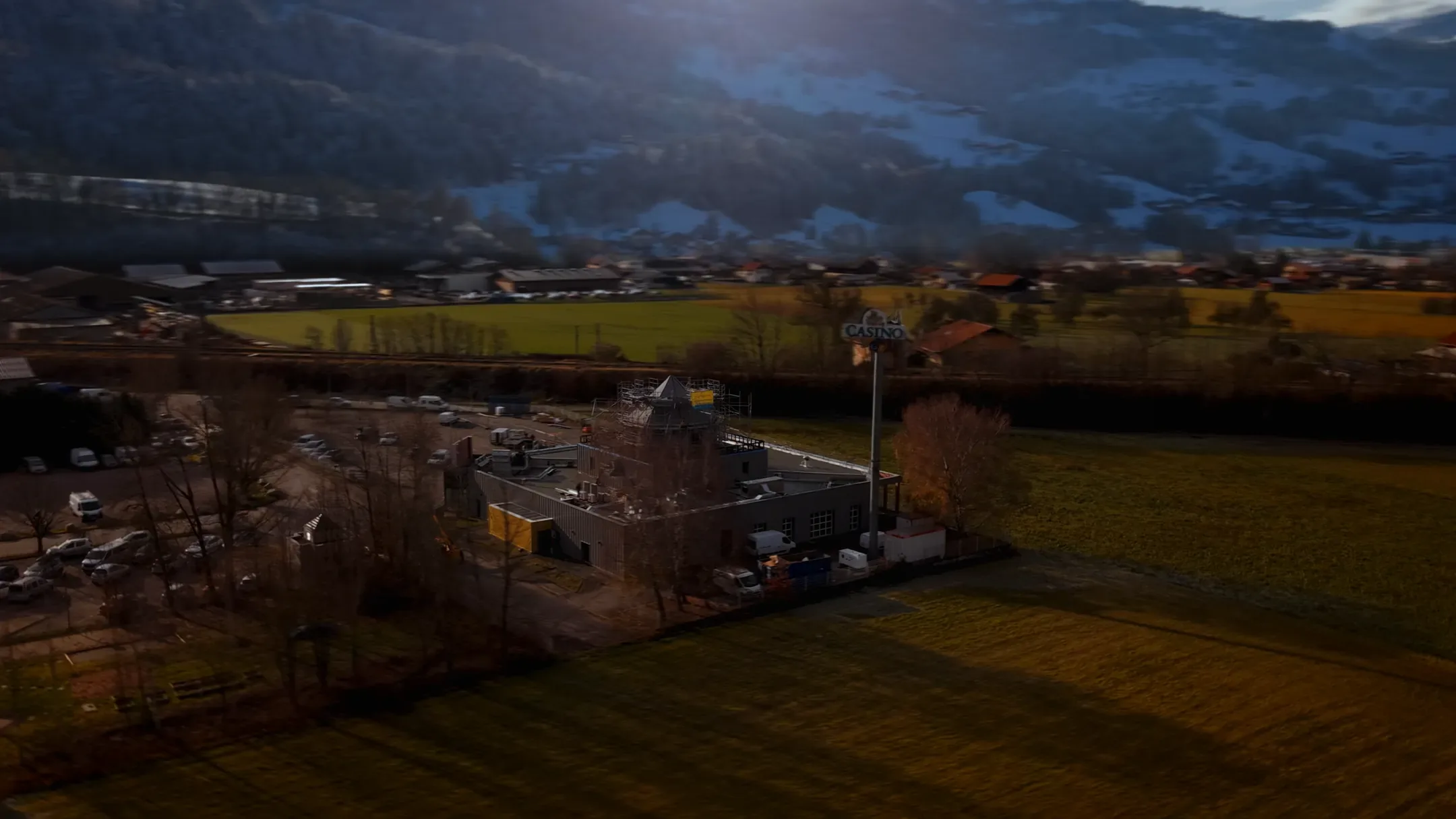 Vue aérienne d'un bâtiment en construction dans une vallée, au crépuscule